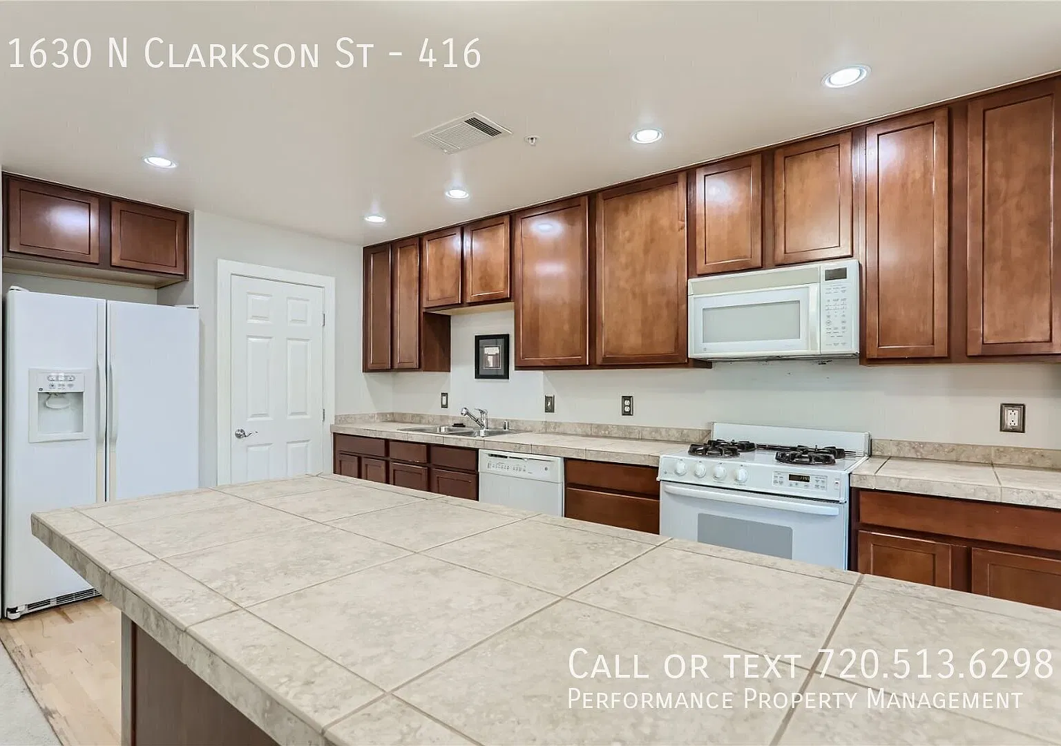 Spacious 2-Bedroom Condo with Downtown Views, Gourmet Kitchen & Gas Fireplace — Photo 3