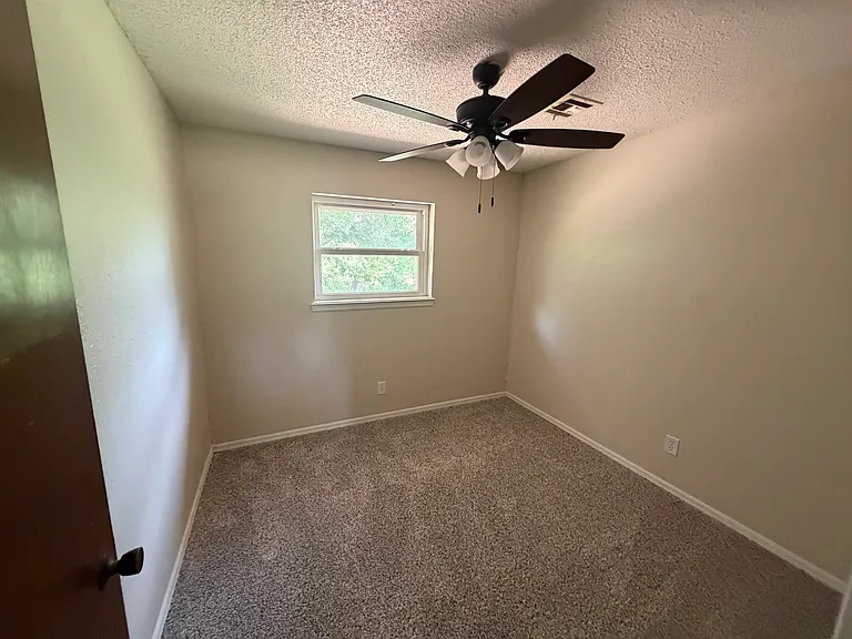 2502 N Park Dr — Photo 8