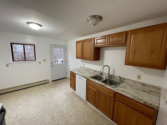 3rd image of 20 Lilac Ln APT 2