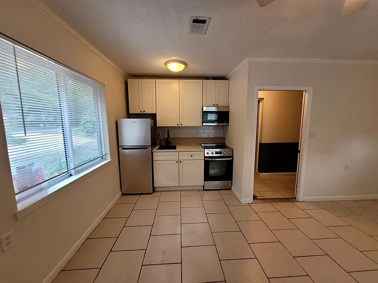 533 Ditmar St #B — Photo 18