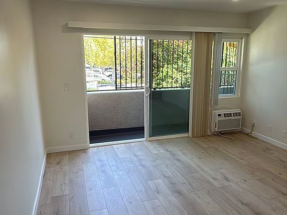 4th image of 7461 Hazeltine Ave #9