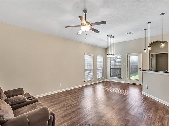 4th image of 310 Hanna Ct
