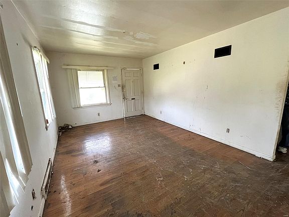 3rd image of 1434 E Gano Ave