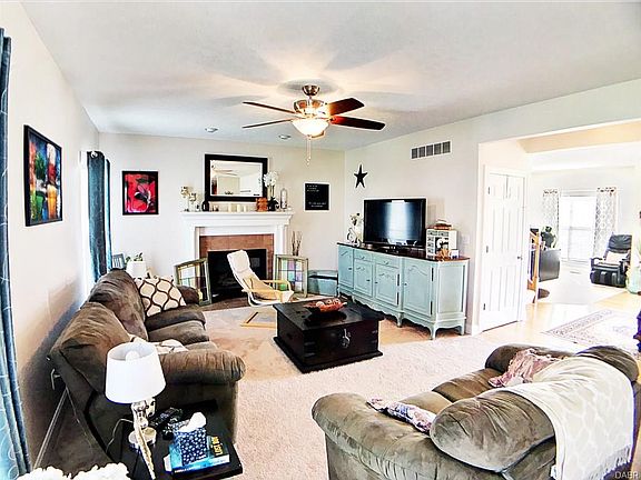 3rd image of 1382 Windsor Dr