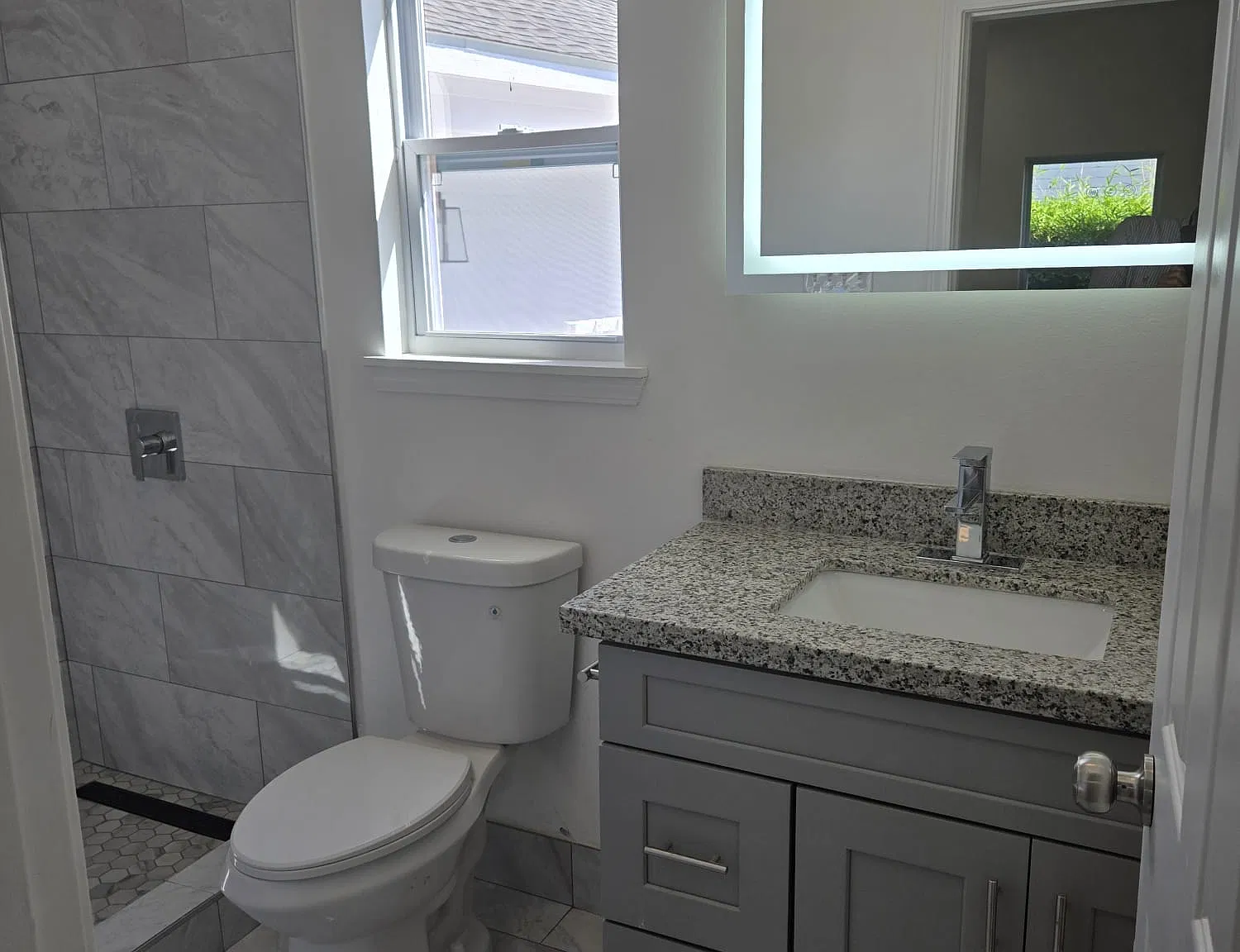 3 bed, $1,980 — Photo 2