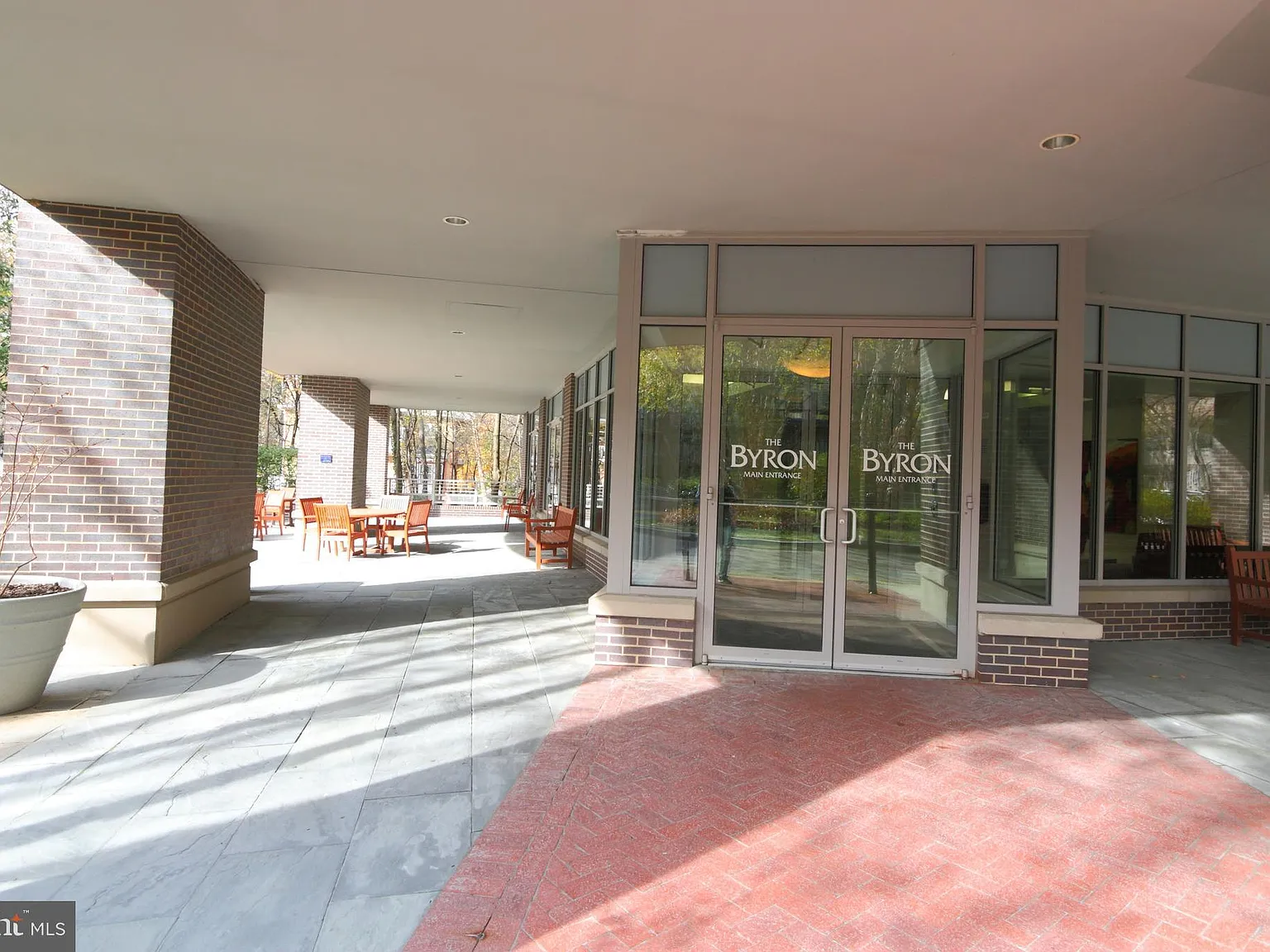 Byron Condominium — Photo 2