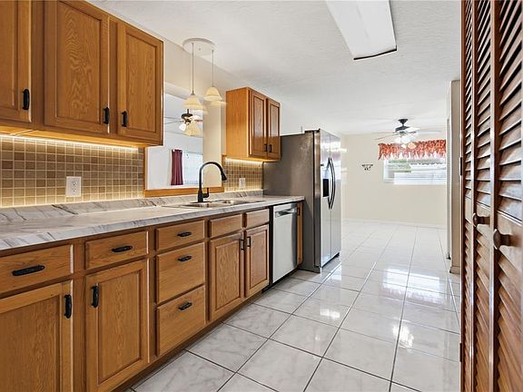 5th image of 527 BOUNTY AVENUE NE