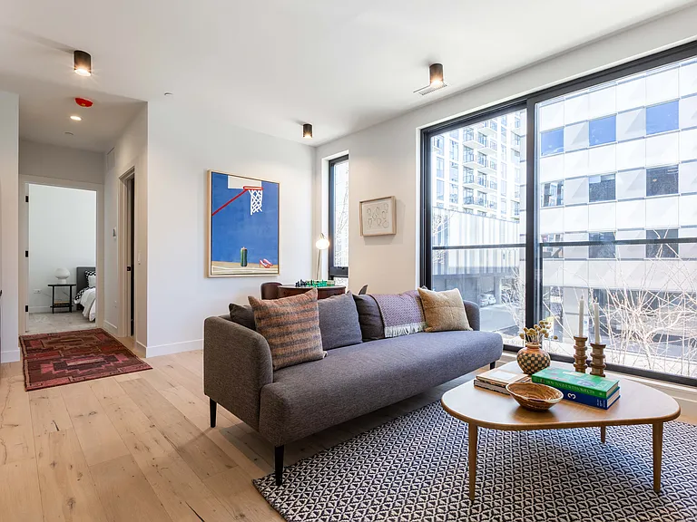 1712 Oak #201 (former model unit) (identical layout for 301 and 401)