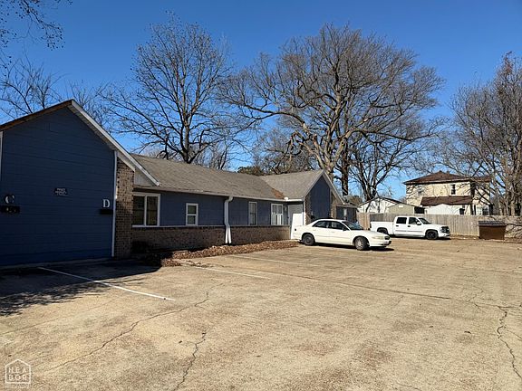 3rd image of 908 Warner Ave