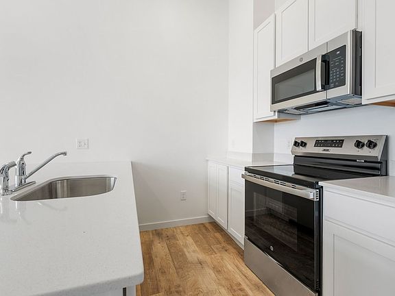 5th image of 402 Main St #205