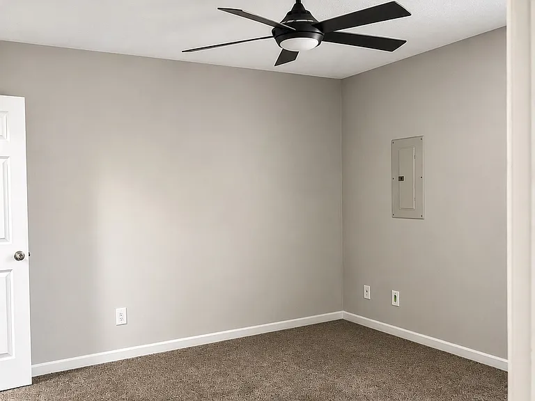 903 W Walnut St #B — Photo 5