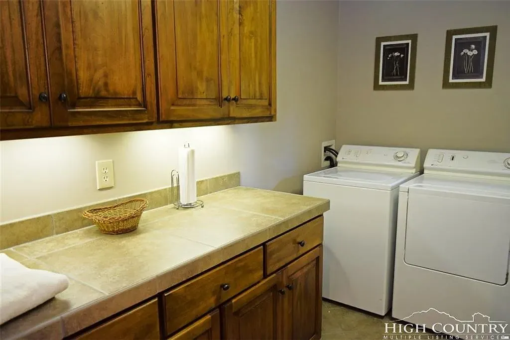 3 bed, 3.5 bath, 3137 sqft, $3,500 — Photo 3