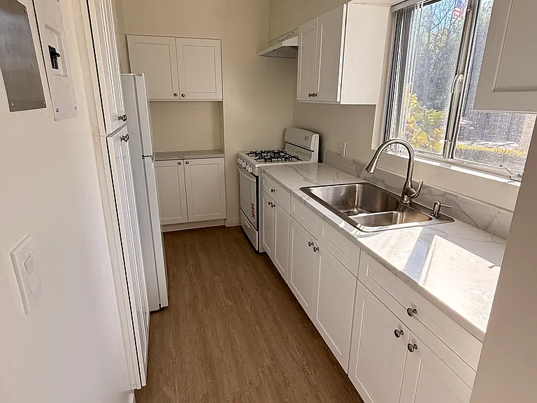 Beverly Rossmore Apartments — Photo 19