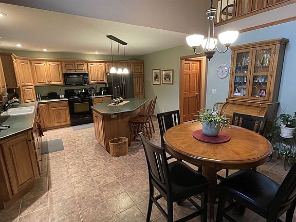 3rd image of 12 White Oak Dr