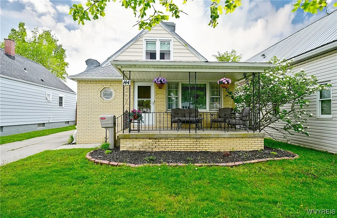 144 Hedley St photo 1