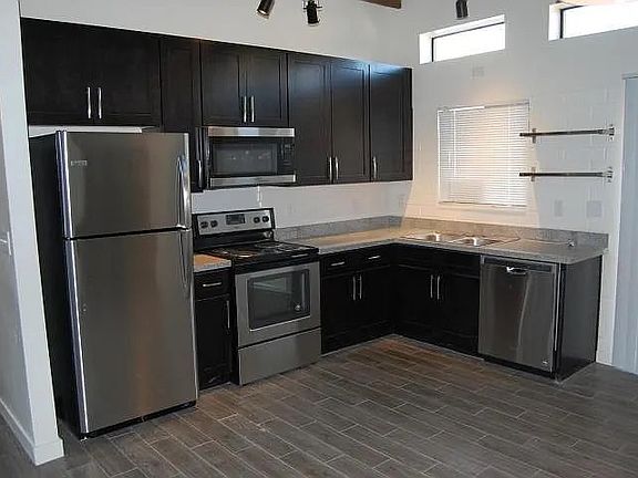 3rd image of 1114 E Adams St