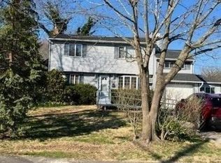 19 Elmtree Ln, Huntington Station, NY 11746