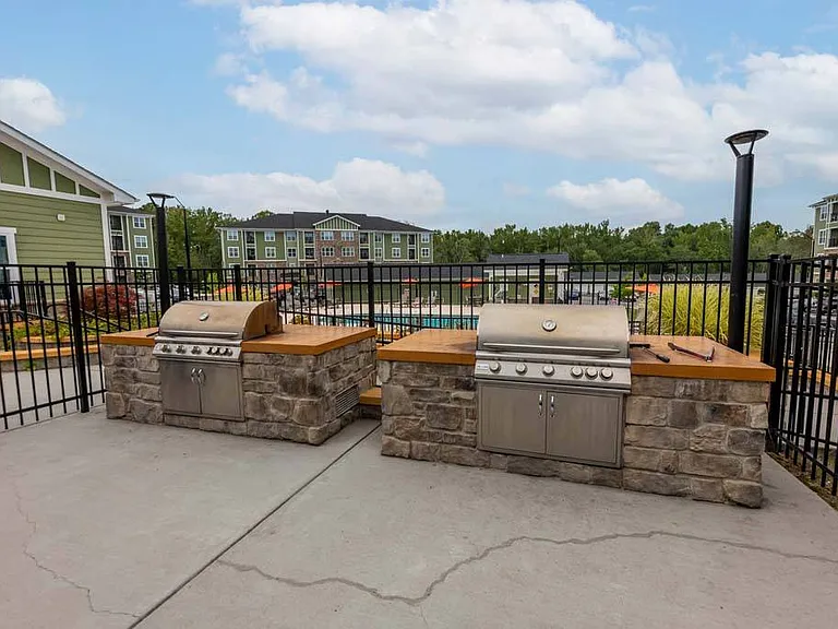 Foxwood Apartments — Photo 14
