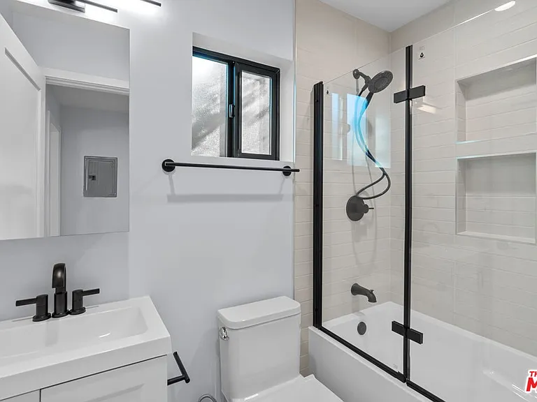 1518 1/4 Stearns Dr — Photo 4