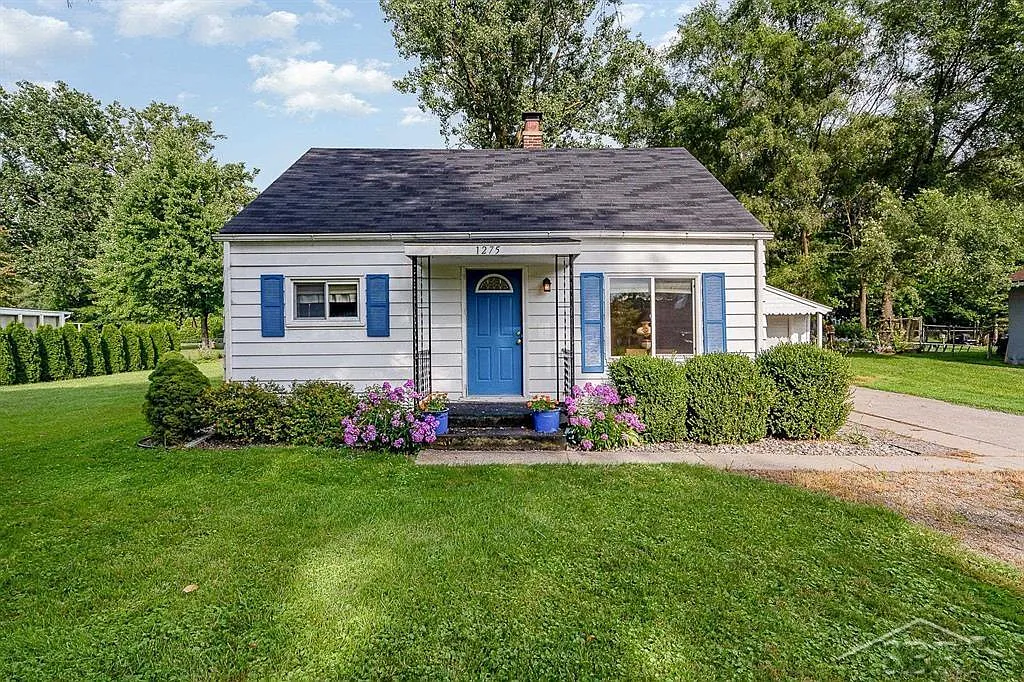 1275 Andrew St photo 1