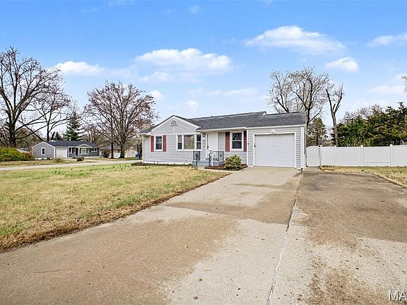 2nd image of 310 Saint Nicholas Ln