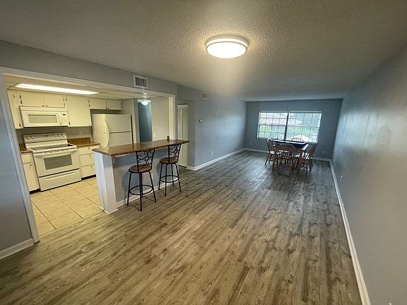 2nd image of 216 Glenview Blvd APT 203