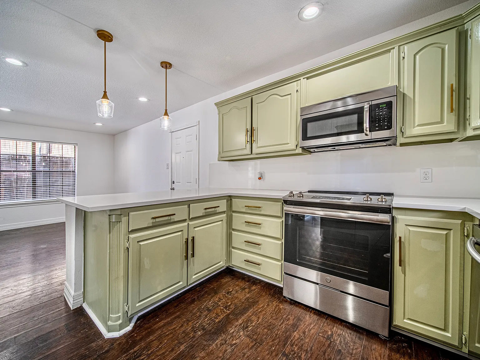3 bed, 2200 sqft, $3,600 — Photo 4