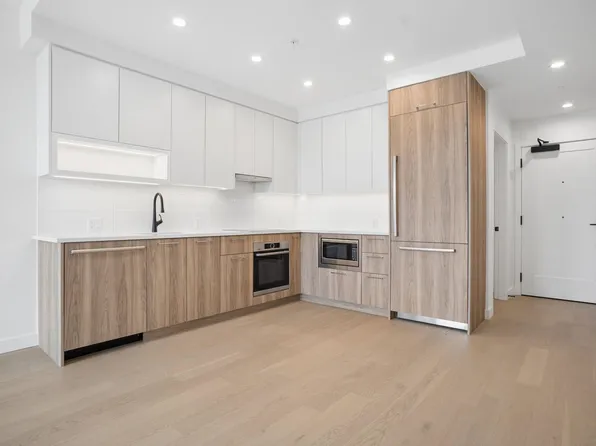 8398 Oak St #208, Vancouver, BC V6P 0L9