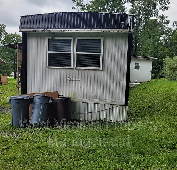 155 Crawford Ln — Photo 2