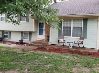 2444 NE Dale Hunter Pl, Lees Summit, MO 64086