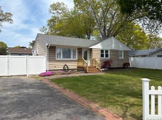 59 Applegate Dr, Mastic, NY 11950
