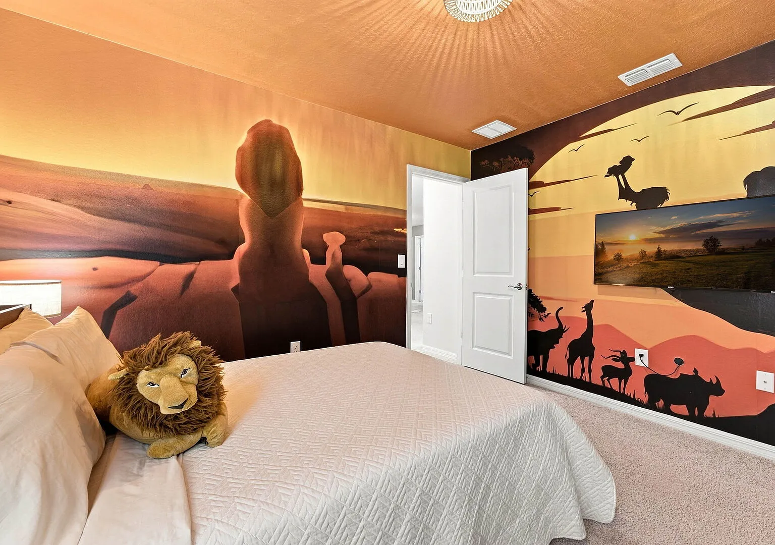 Stunning 10 Bed Home with Themed Rooms, Pool — Photo 4
