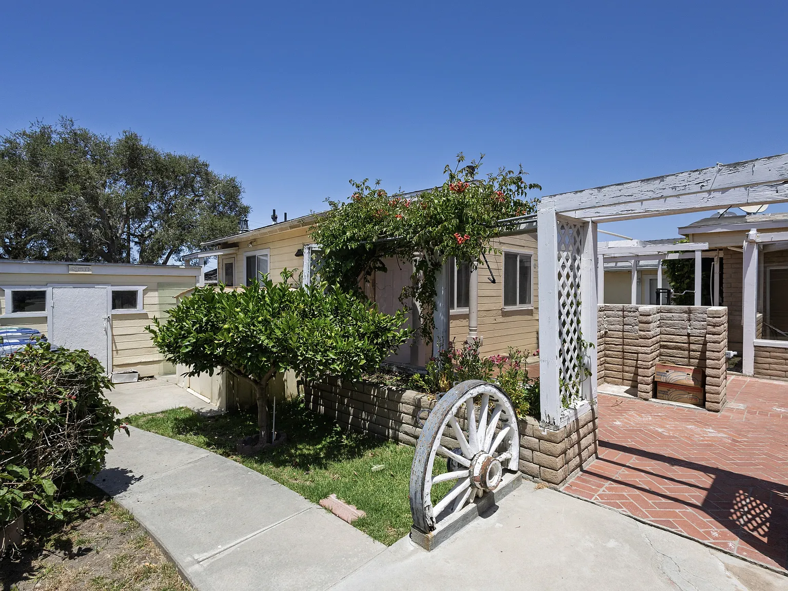150 Pinal Avenue - B — Photo 3