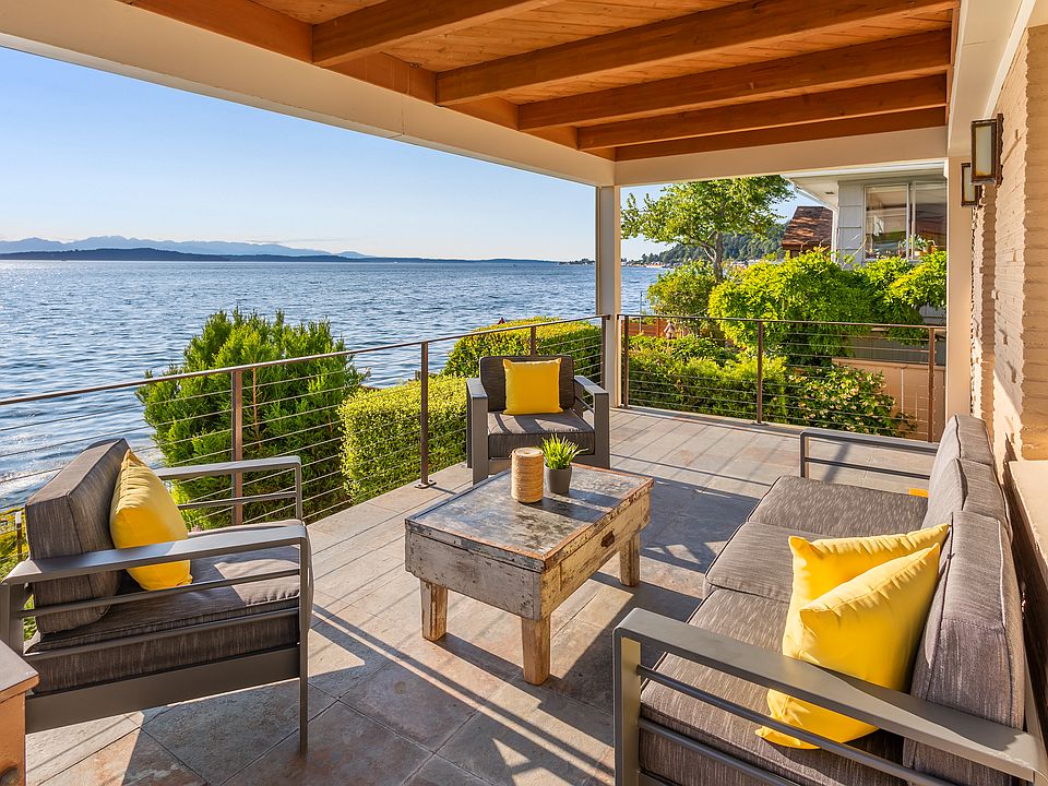 
                    Deck off of the living room. Studio below & primary above.
                