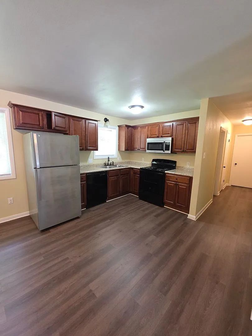 308 E Gum St — Photo 4