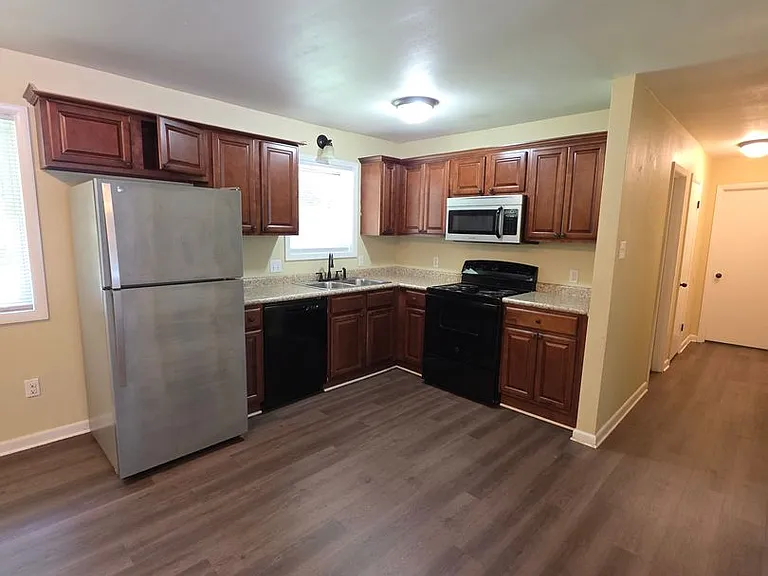 308 E Gum St — Photo 4