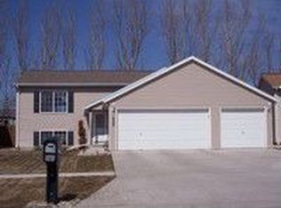 1856 Huntington Ln, West Fargo, ND 58078