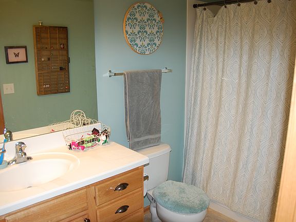 "Kids" bath near 2nd, 3rd BR