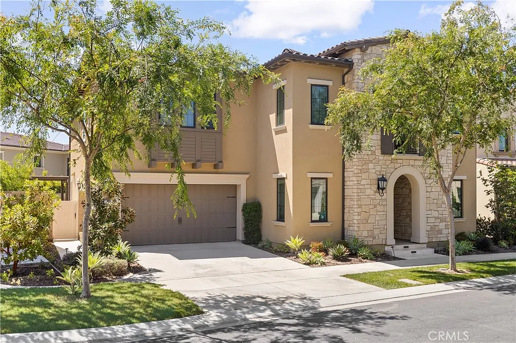5 bed, 5.5 bath, 4722 sqft, $12,800 — Photo 2