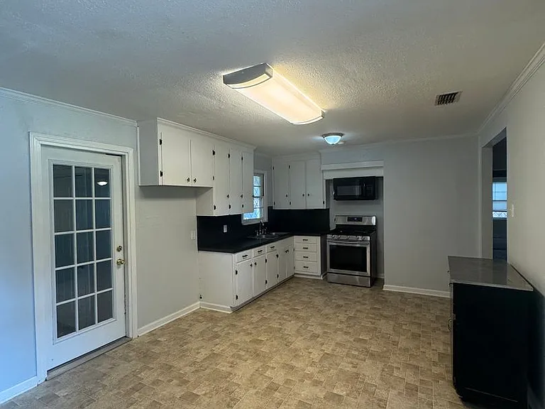 1504 Leslie St — Photo 2