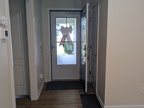 Welcome Foyer w/coat closet
