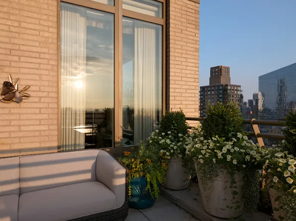 100 Riverside Boulevard image 6 of 37