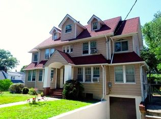 3 Oakley Pl, Great Neck, NY 11020
