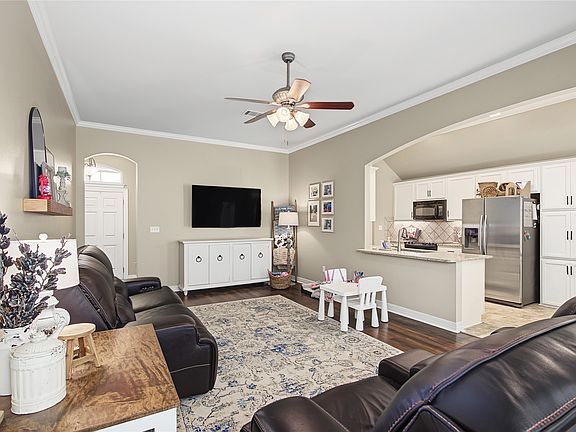 5th image of 611 Whitefield Ln
