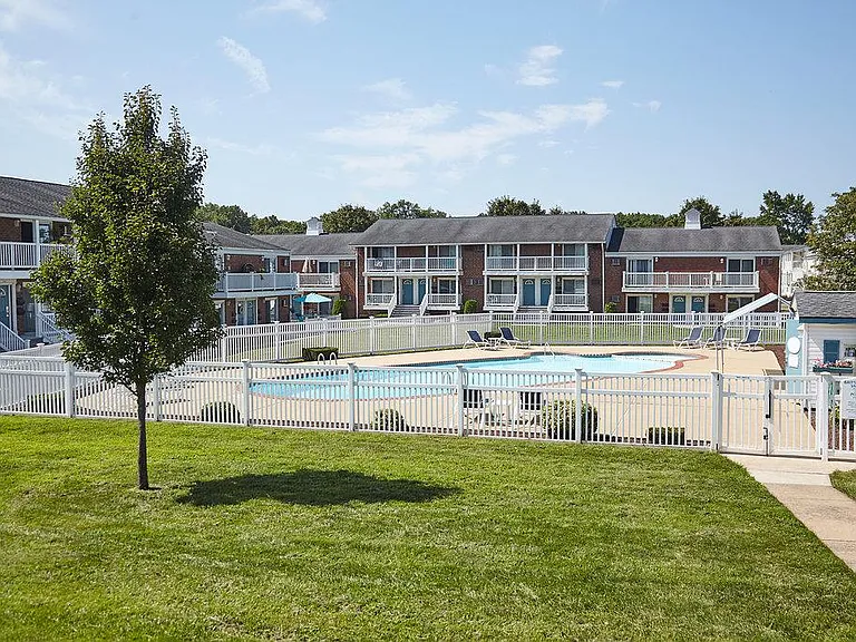 Brittany Springs Apartments — Photo 7