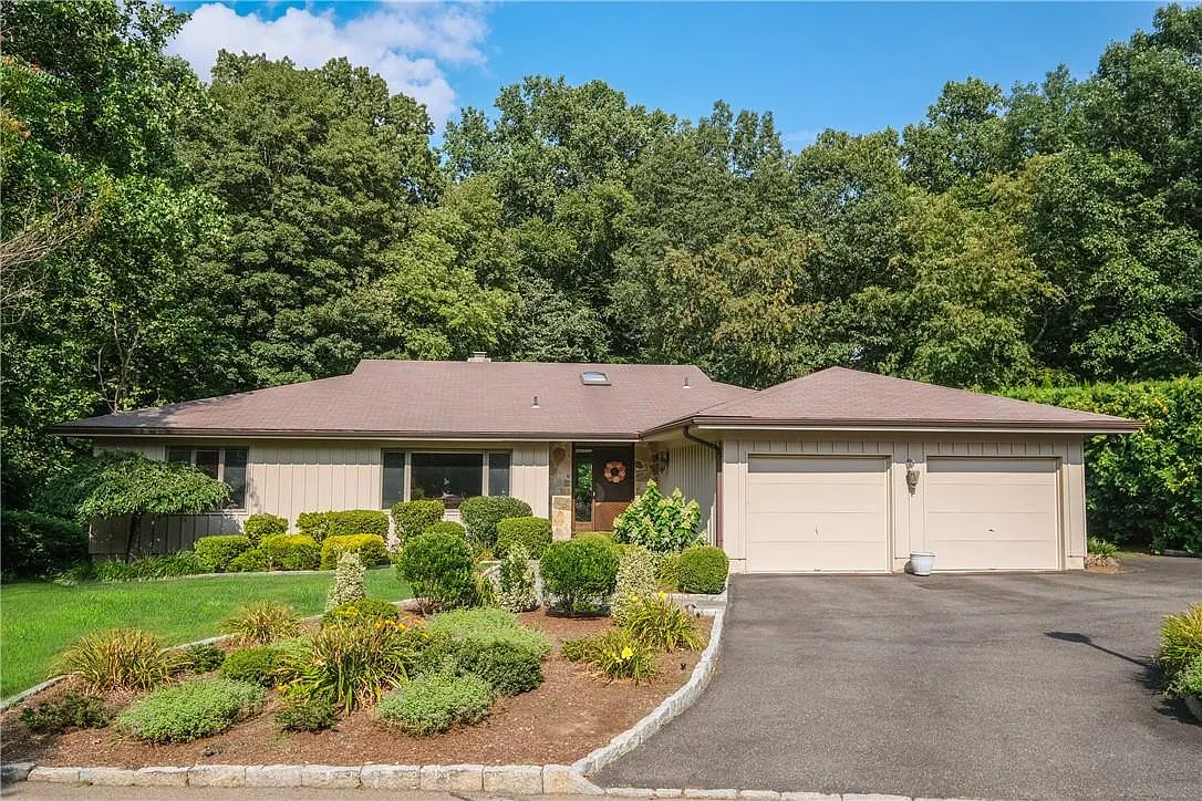 122 Barton Road photo 1