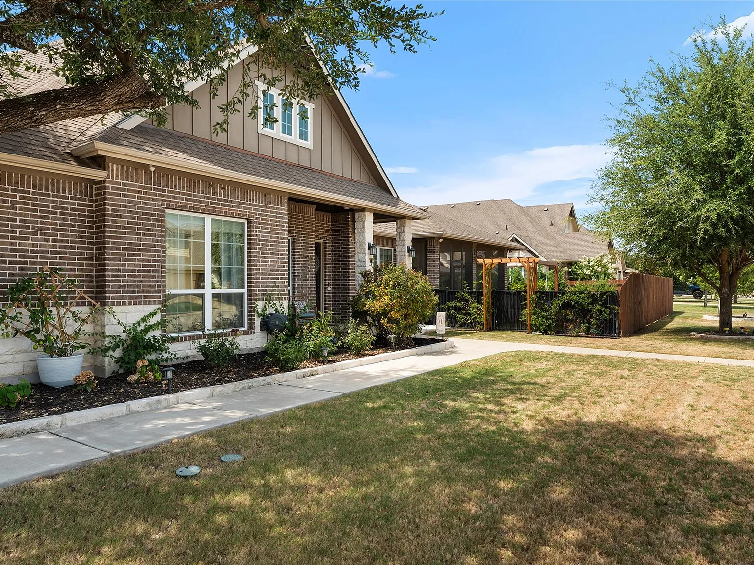 3 bed, 2.5 bath, 2429 sqft, $2,800 — Photo 2