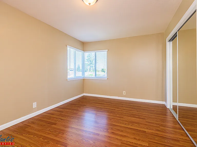 74 Roxbury St #3 — Photo 6