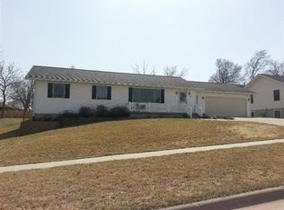 17 Cedar St, Pella, IA 50219