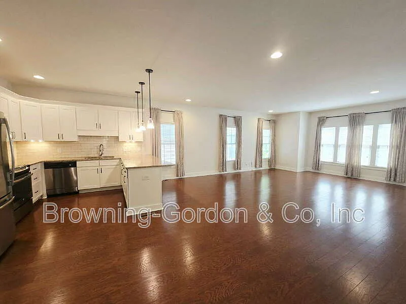 3 bed, 2.5 bath, 2024 sqft, $3,200 — Photo 4